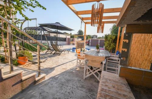 Kalpaki House | Nektarios & Eftychia Suites - Two Independent Apartments with Shared Pool & BBQ