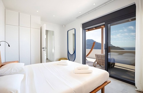 Plakias House | New Hollywood-style home—5-minute walk from the ocean—heated pool—unbeatable ocean view