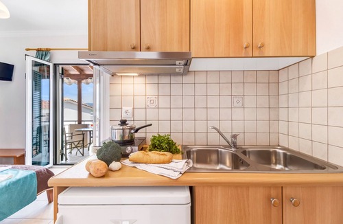 Nikiana Apartment | "Nikoleta Studio 2" Apartment with Ocean View, Terrace, and Wi-Fi