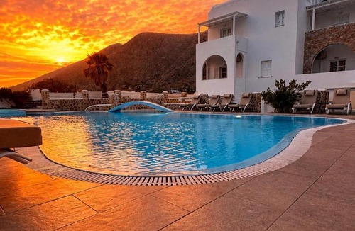 Perissa Hotel | Noème Santorini