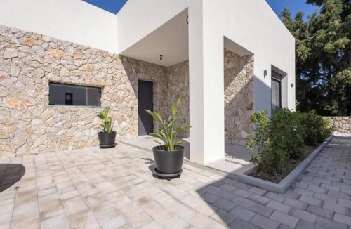 Petaloudes House | Noera Villas | Elegant Three-Bedroom Villa with Private Infinity Pool
