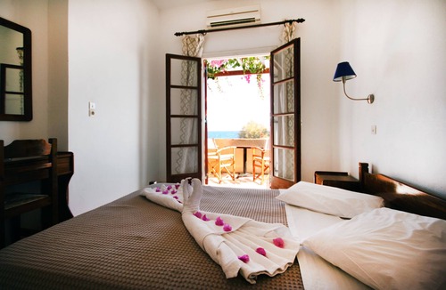 Kamari Hotel | Nostos Beach