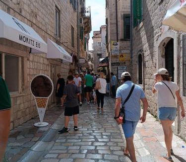 Kotor Old Town House | Nova dvokrevetna soba sa dva odvojena kreveta i zajedničkim kupatilom