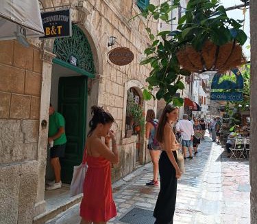 Kotor Old Town House | Nova dvokrevetna soba sa dva odvojena kreveta i zajedničkim kupatilom