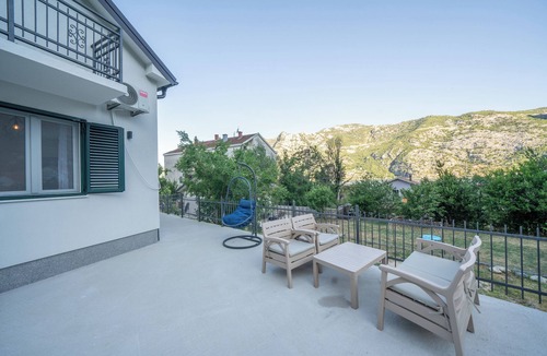 Risan Condo | Novi luksuzni apartman u Risnu 70m od mora, besplatan prking,Perast udaljen 3km.