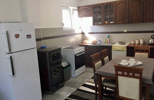 Radanovici Apartment | OAZA MIRA konforan dvosoban stansa velikim dvoristem i terasom za odmor