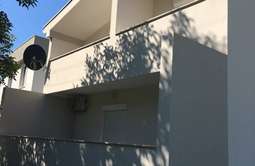 Radanovici Apartment | OAZA MIRA konforan dvosoban stansa velikim dvoristem i terasom za odmor