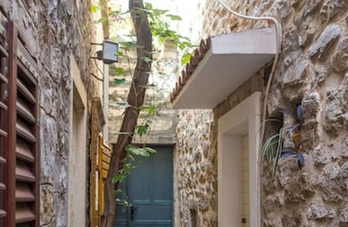 Old Town Apartment | Old town apartment w/2 bedrooms nearby beach