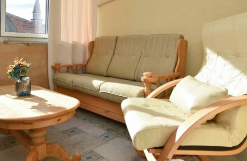 Old Town Apartment | Old town comfy PENTHOUSE/steps to beach