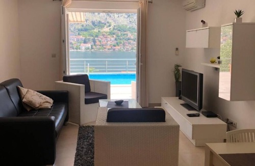 Muo Apartment | One-Bedroom Apartment with Pool and Sea View