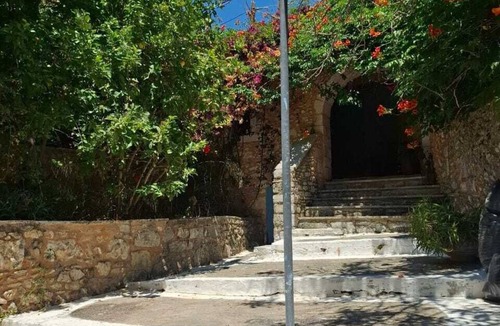 Kokkinon Khorion House | Opuntia Stone House in Gavalochori village.