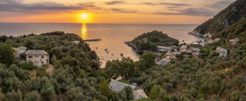 Papa Nero Apartment | Orange House for big families in Damouchari - Delicious Houses