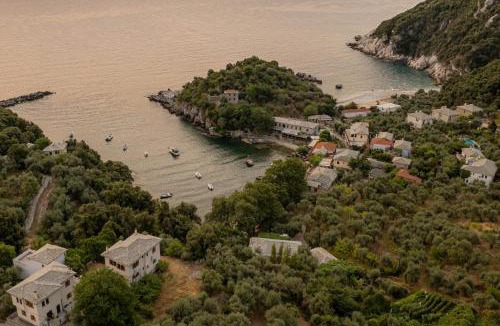 Papa Nero Apartment | Orange House for big families in Damouchari - Delicious Houses