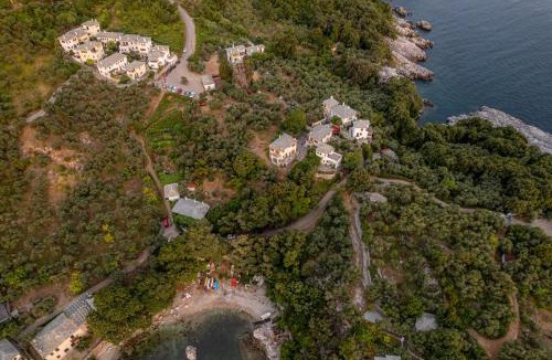 Papa Nero Apartment | Orange House for big families in Damouchari - Delicious Houses