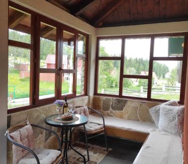 Razvrsje House | Orange House in nature
