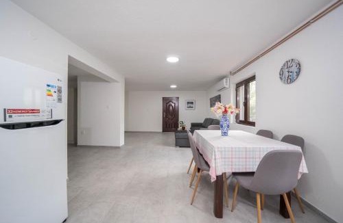 Risan Apartment | Organic Garden Apartment