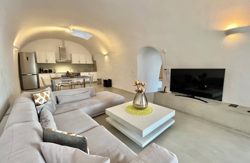 Fira Villa | Our Island OASIS (3000 sq ft of Living Space) Walk to Fira!