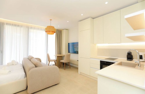 Orikum Apartment | Palm Coastal White Studio, Vlore, Albania