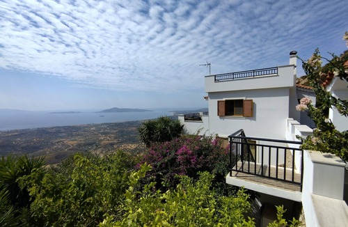 Voia House | Panoramic sea/mountain views, fast wifi, easy access & parking at hilltop home!