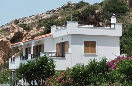 Voia House | Panoramic sea/mountain views, fast wifi, easy access & parking at hilltop home!