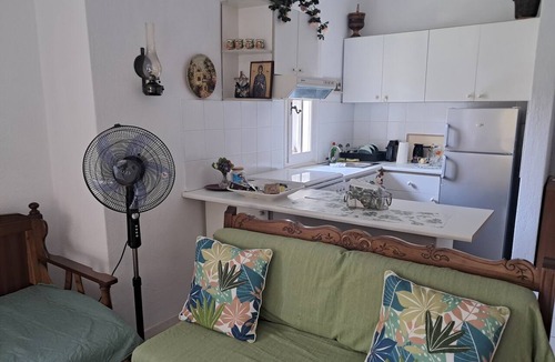 Papa Nero Apartment | Paradise in Ai Giannis Apartment with Sea View, Wi-Fi, and Air Conditioning