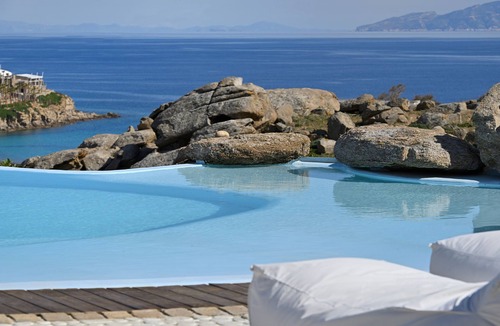 Paradise Villa | Paraga Scorpios Villa1 hot tub 7 mins walk to beach by Calypso Sunset Villas