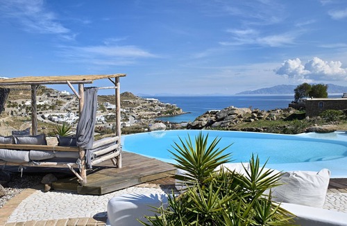 Paradise Villa | Paraga Scorpios Villa1 hot tub 7 mins walk to beach by Calypso Sunset Villas