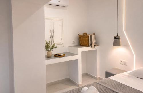 Fira Hotel | Pattys Desing Suites- Private Hot Tub with yard- Fira Center