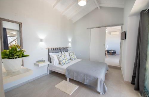 Kourteika Apartment | Paxos Couple House by Konnect