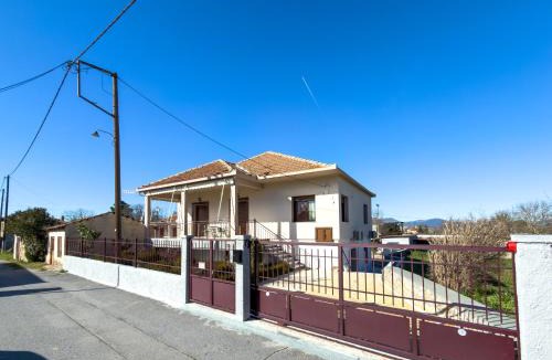 Vlachokerasia Apartment | Peaceful 2-bedroom village house near Tripolis