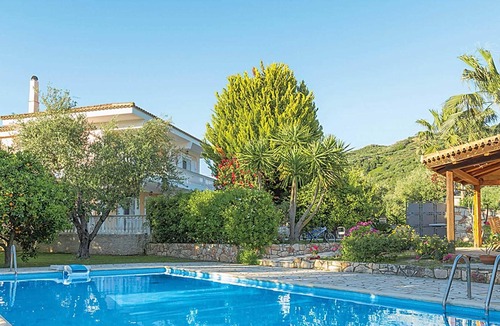 Neromilos Villa | Peaceful villa, set in pretty gardens