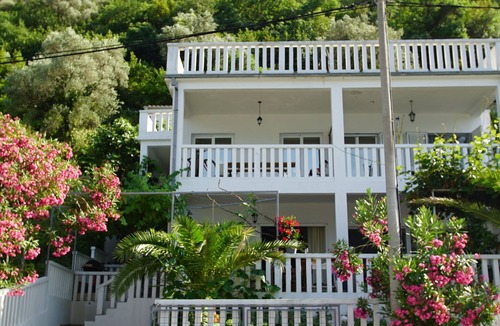 Donji Stoliv Apartment | Penthouse Stoliv 2:nd floor Up to 4 pers 5m/sea Jetty/Beach