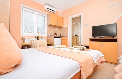 Prijevor Apartment | Perfect Budva Stay Near the Sea & Aqua Park - - Double Room 3/4