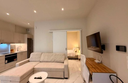 Aigaleo Apartment | Pergamou Base