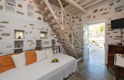 Apollonia Hotel | Peristeronas House