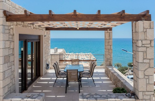 Kastri Villa | Petrina 3 waterfront villa, south Heraklion near taverns