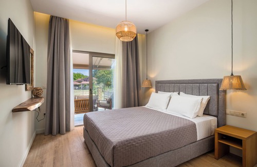 Ipsos Apartment | Phos Elegant Residences by Konnect, 400m to the beach
