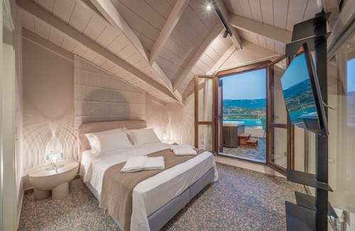 Argostoli Town Hotel | Pink Panther Maisonette Suite