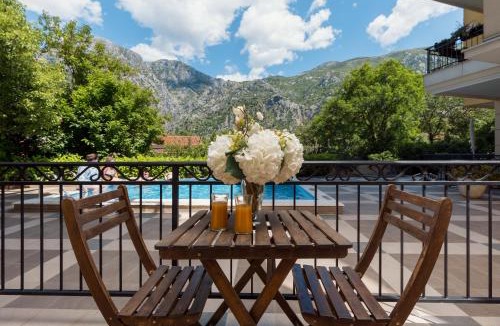 Skaljari Apartment | Pool Home near the Old Town
