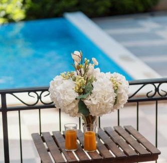Skaljari Apartment | Pool Home near the Old Town