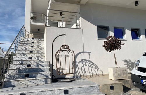Ulcinj Apartment | PRINCESS Valdanos - Spacious family apartment, kitchenette, AC, Wi-Fi & terrace