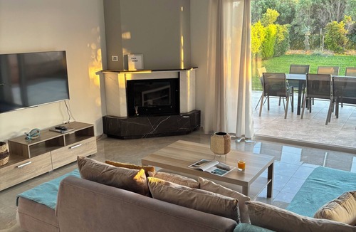Nea Propontida House | Private Luxury Villa! Free Parking, Spacious Garden, Stylish Fireplace