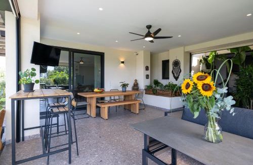 Akovitika Apartment | Private Pool Villa by the Sea