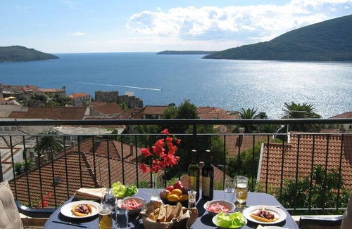 Herceg Novi Apartment | PRIVATE, SPACIOUS, FABULOUS LOCATION AND VIEWS, 10 minute walk to beaches