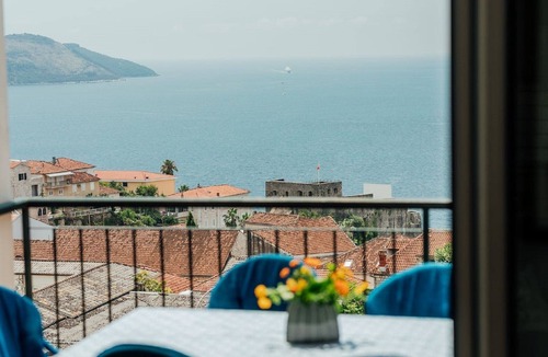 Herceg Novi Apartment | PRIVATE, SPACIOUS, FABULOUS LOCATION AND VIEWS, 10 minute walk to beaches