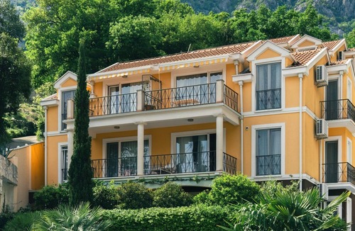 Orahovac Apartment | Private Terrace Living - Blue Flag Beach & Family Retreat near Kotor Bay