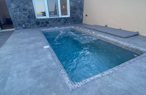 Vourvoulos Villa | Private villa with jaccuzzi two minutes walking from caldera area