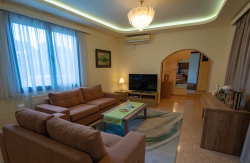 Malia House | Private Villa With Outdoor Jacuzzi