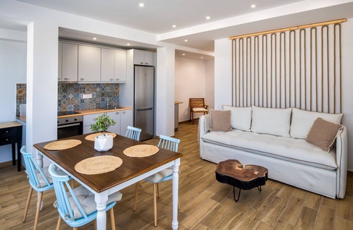 Kamari Apartment | Pure Seaside Calm, Far from Santorini’s Crowds