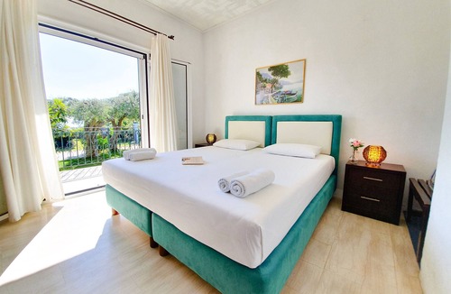 Sivota Apartment | Quad with garden view